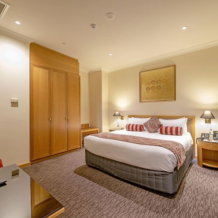 Duxton Hotel Пърт Екстериор снимка A bedroom at the hotel