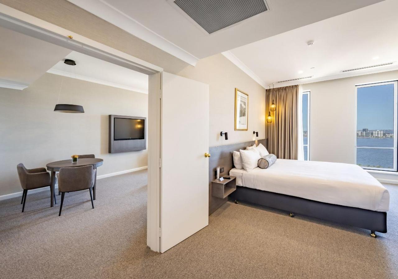 Duxton Hotel Пърт Екстериор снимка A suite at the hotel