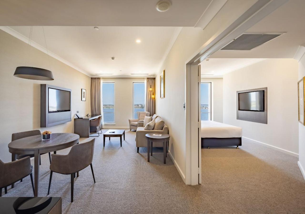 Duxton Hotel Пърт Екстериор снимка A suite at the hotel