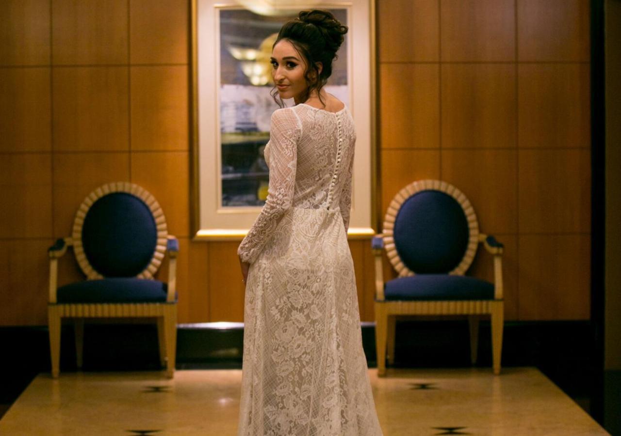 Duxton Hotel Пърт Екстериор снимка A woman wearing a white dress