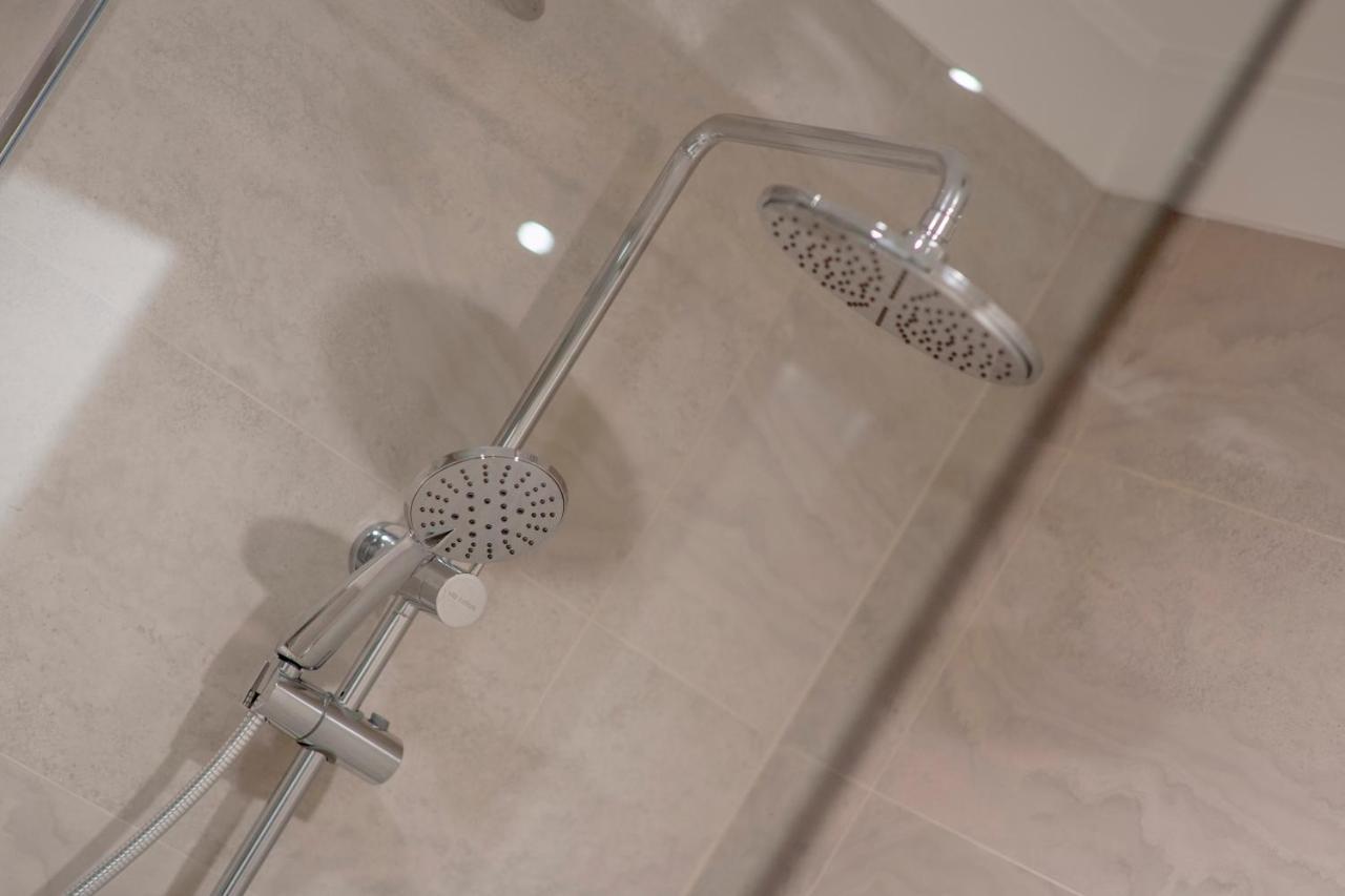 Duxton Hotel Пърт Екстериор снимка A shower